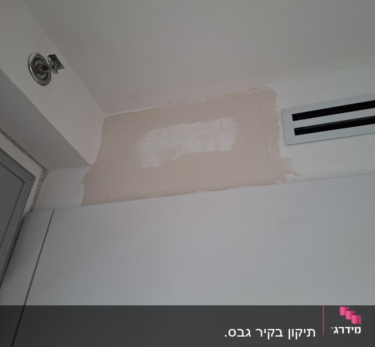 תיקון קיר עם טיח ליד פתח אוורור